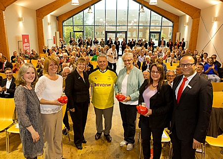 Im vergangenen Jahr freuten sich die evangelische Gemeinde Wallach, Ossenberg und Borth, die Rheinberger Tafel, der Seniorentreff Millingen und die  katholischen Grundschule St.Peter über 250 Euro extra in der Kasse. Der scheidende Bürgermeister Hans-Theo Mennicken erhielt damals ein Trikot seines Lieblingsvereins.
