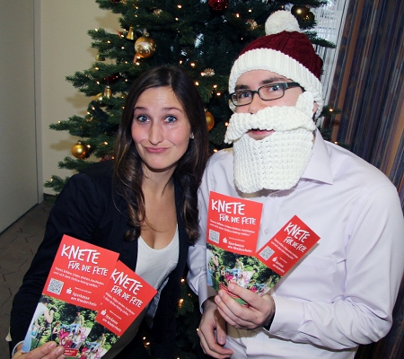 Nikolaus Kevin Inderbieten und Glücksfee Ronja Machwitz gratulieren dem Gymnasium Filder Benden zu 50 Euro Extra-Knete und werben für die Teilnahme am Video-Wettbewerb.