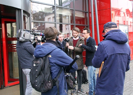 Die Schüler Bastian Simon, Jonathan Endrigkeit und Niklas Thum (v.l.n.r.) stellen eine Szene aus ihrem Knete-für-die-Fete-Video nach. Dabei werden sie vom WDR-Fernsehteam gefilmt. Der Beitrag wird in der Lokalzeit Duisburg ausgestrahlt.