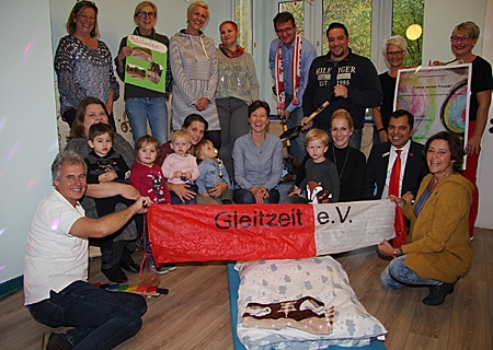 Sparkassenchef Giovanni Malaponti (3.v.r.) ermuntert alle Vereine und Initiativen, sich mit ihren gemeinnützigen Projekten als Spendenempfänger für die neue Girocents-Staffel zu bewerben. Zuletzt erhielten sechs Vereine von Moers bis Xanten zusammen 7.492,96 Euro.