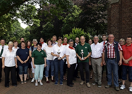 Die erfolgreichen Schützen des 31. Sparkassen-Vergleichsschießens freuten sich über Pokale, Preisgelder und Sachpreise. Birte Frie (Mitte) und ihr Sparkassen-Team überreichten die Preise in Marienbaum.