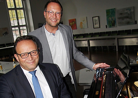 Bürgermeister Thomas Görtz und Sparkassenvorstand Frank-Rainer Laake (vorne) bei der Vorstellung des Programms zur ersten Feierstunde anlässlich des Tages der deutschen Einheit in Xanten.