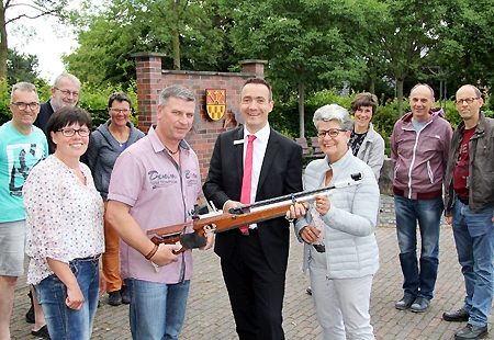 Auf den Namen Hubertine taufte die Schießgruppe der St- Hubertus Schützenbruderschaft Labbeck das von der Sparkasse am Niederrhein gesponserte Luftgewehr. Vorne v.l.n.r.: Gerda Spitz, Brudermeister Gerd Geuyen, Geschäftsstellenleiter Tim Rütters und Petra König. Dahinter v.l.n.r.: Johannes Eliab, Holger König, Petra Eliab, Bernhardine und Jürgen van de Weyer sowie Clemens Nielen.