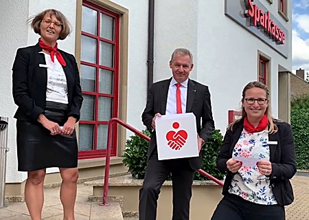 Im vergangenen Jahr zogen (von links) Heike Letschert, Bernd Zibell und Kathrin Hüsch von der Sparkasse am Niederrhein die Gewinner der Extra-Spenden für Alpen.