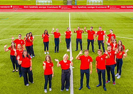 Azubis der Sparkasse am Niederrhein beim EM-Fotoshooting: „Mehr Spielfeld, weniger Ersatzbank.“ 