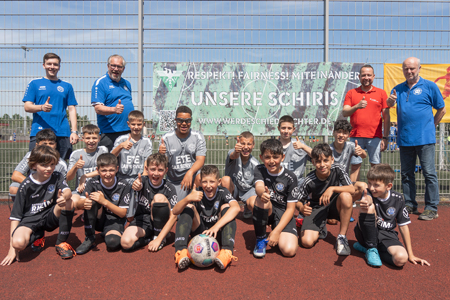 Die E-Jugend-Spieler des VfL Repelen genossen den Tag des Jugendfußballs ebenso wie alle anderen jungen Kicker aus dem Fußballkreis Moers. Hinten von links: Trainer Bilal Ahmetovic, Vereinsvorsitzender Herbert Weikamp, Markus Schürmann von der Sparkasse und Vereinsgeschäftsführer Georg Gaidt.