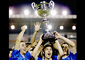 Fußballspieler mit Pokal